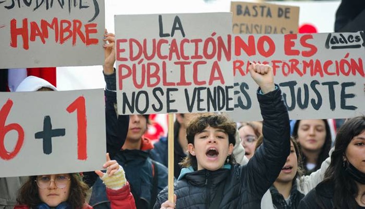 Uruguay | Miles de estudiantes y docentes marcharon por más presupuesto y hoy paran los gremios de salud - NODAL