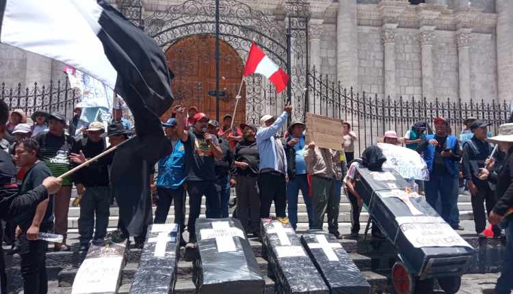 https://www.nodal.am/wp-content/uploads/2023/02/peru-protestas-ataudes.jpg