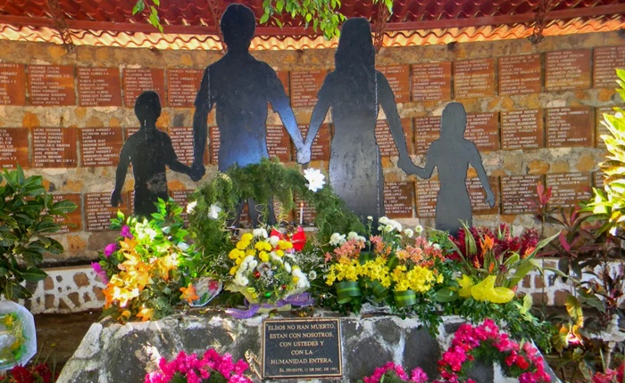 Familiares de víctimas y sobrevivientes de la masacre El Mozote exigen justicia a 42 años de la matanza del Ejército