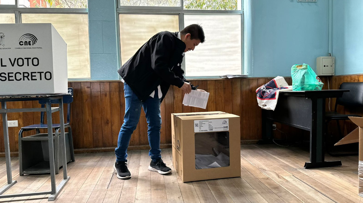 Ecuador Cierran centros de votación de la Consulta Popular y