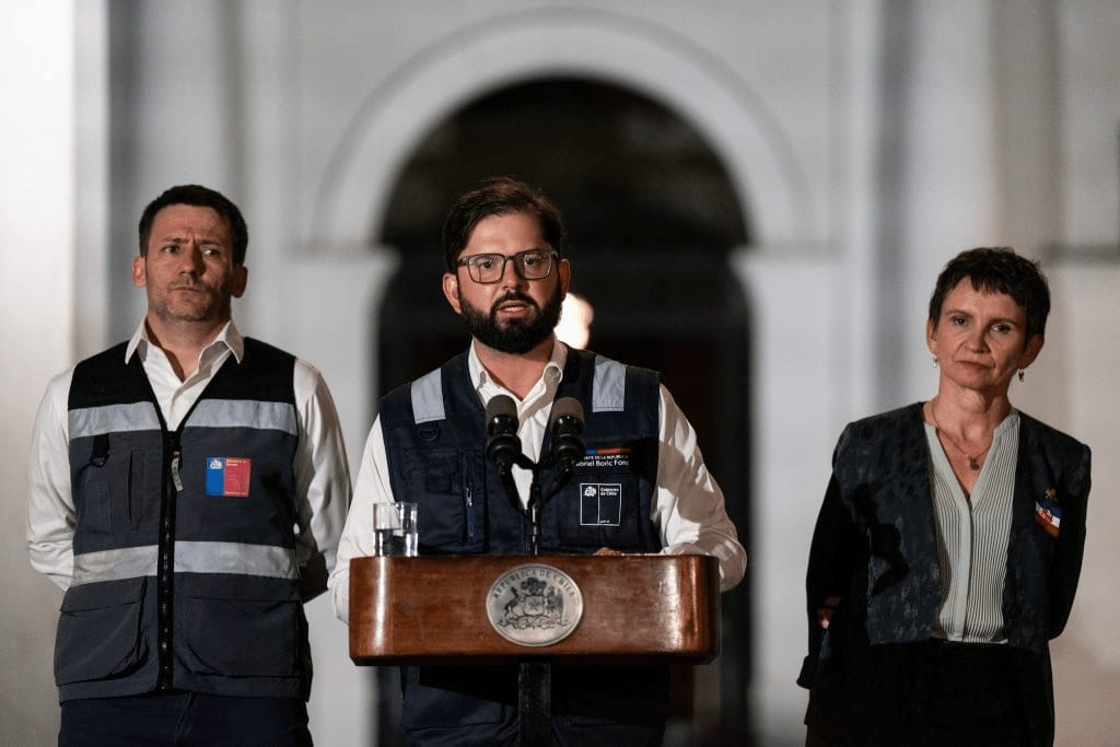 Imagen del artículo: Chile | El Gobierno decretó estado de excepción por catástrofe y estableció un toque de queda tras megacorte de energía eléctrica