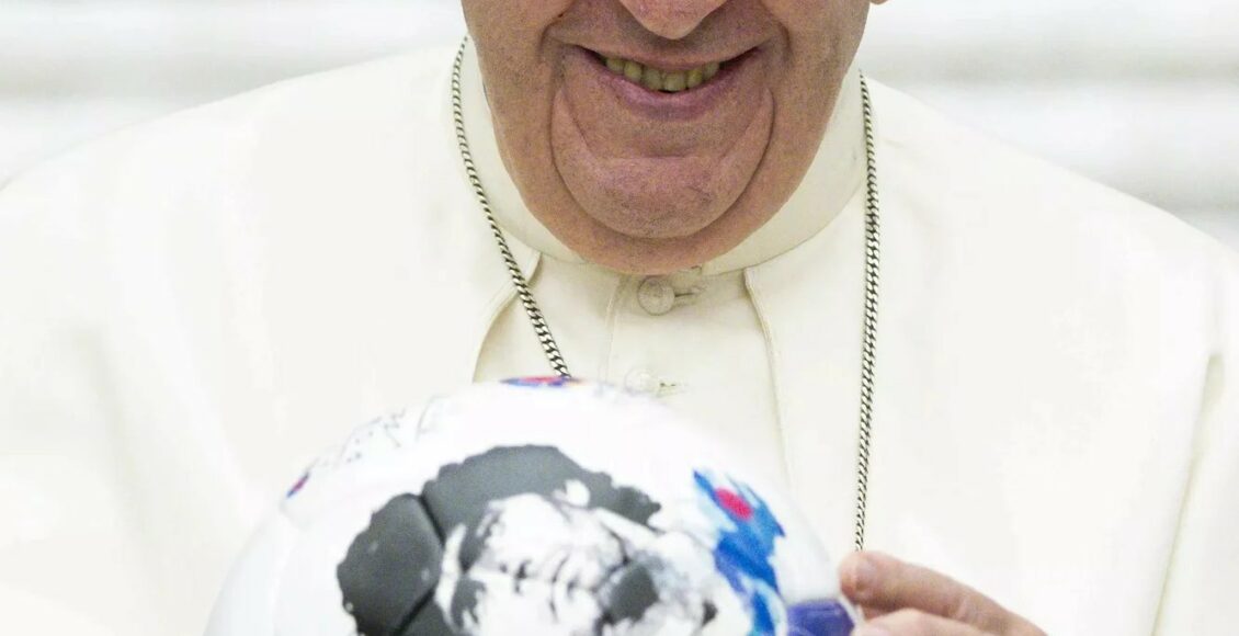 Papa Francisco foto con pelota de Maradona