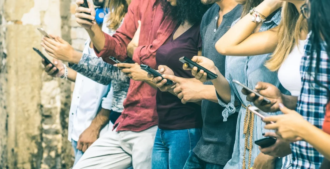 jovenes-utilizando-movil