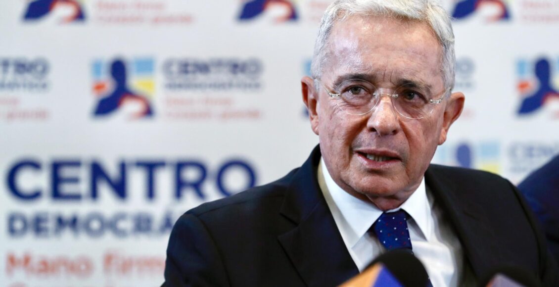 Defensa pide a la Justicia que Uribe siga libre mientras se resuelve apelación a condena