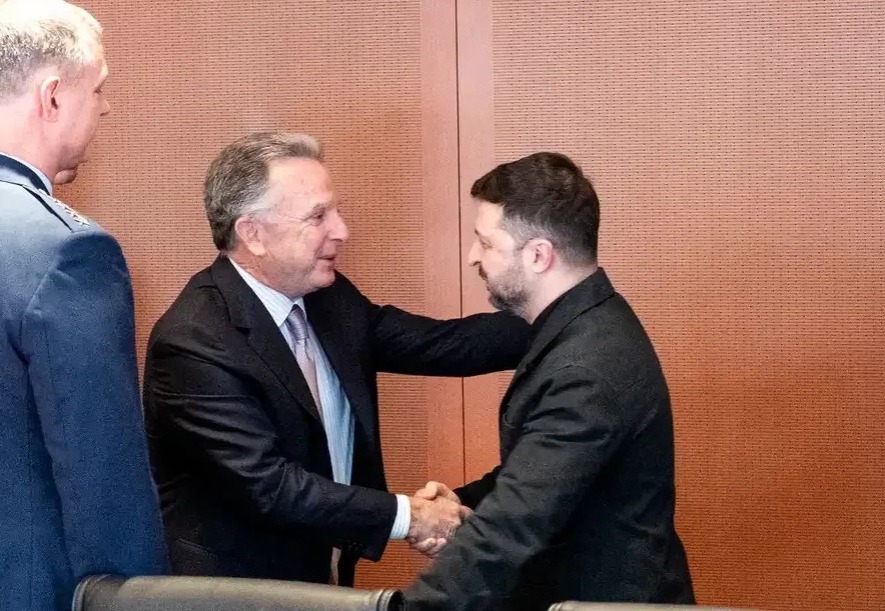 Zelensky y los enviados de Trump se reunieron en Berlín para discutir un plan de paz para Ucrania, buscando un acuerdo antes de Navidad